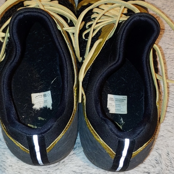 Puma black & gold netted tennis shoes - Picture 5 of 6